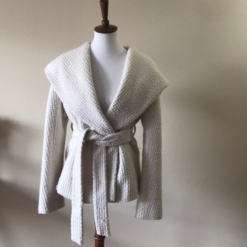 ✨Moving Sale ✨BCBG white coat